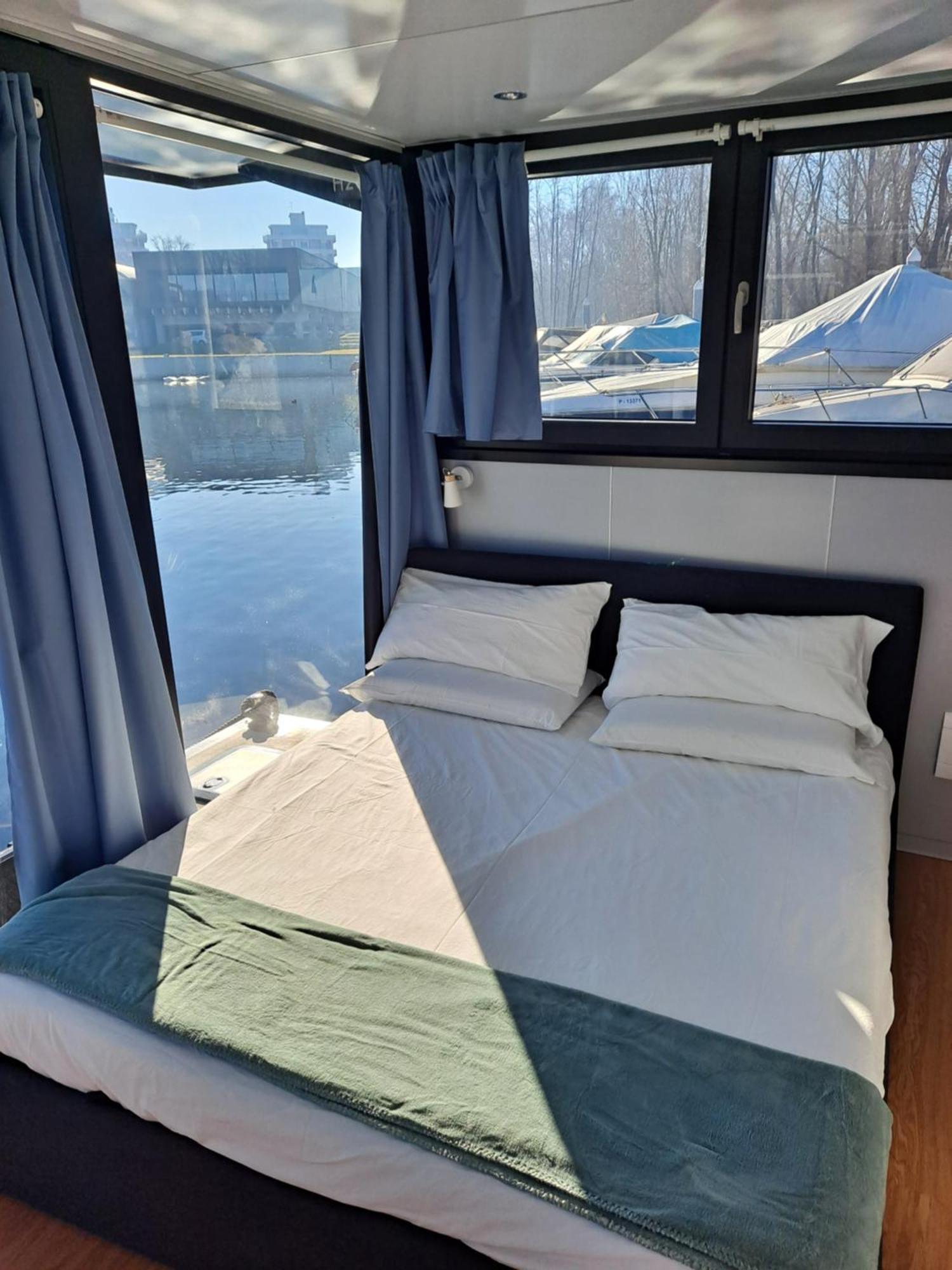 Floating Experience Black Pearl, Lago Maggiore Дормелето Екстериор снимка