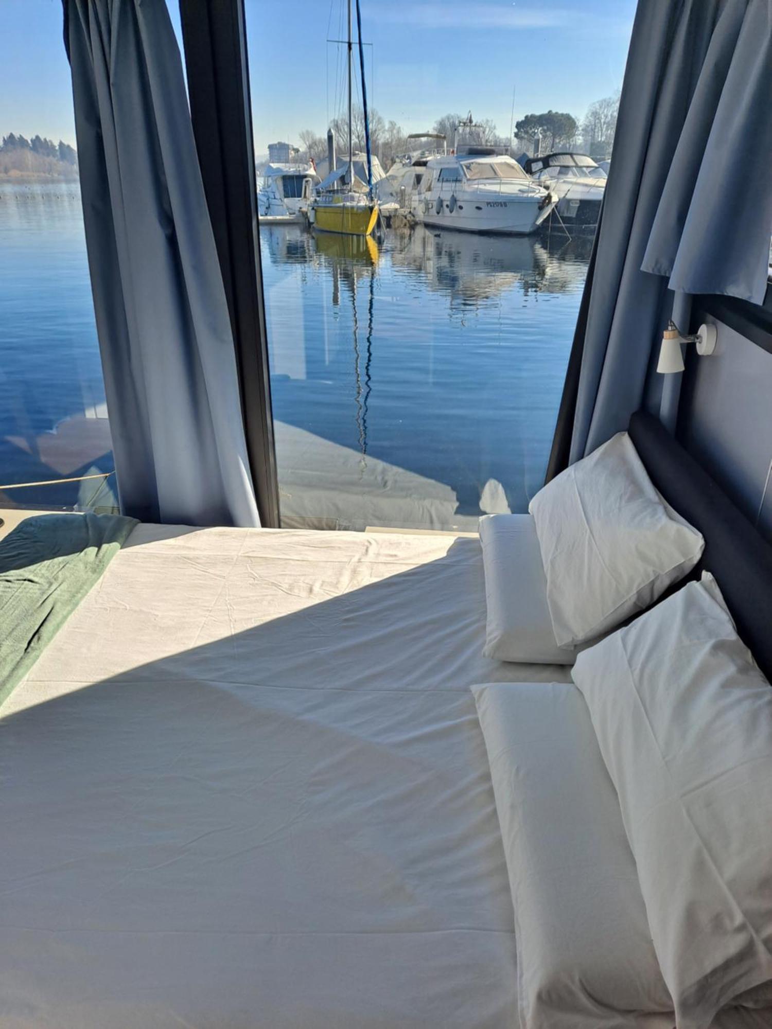 Floating Experience Black Pearl, Lago Maggiore Дормелето Екстериор снимка