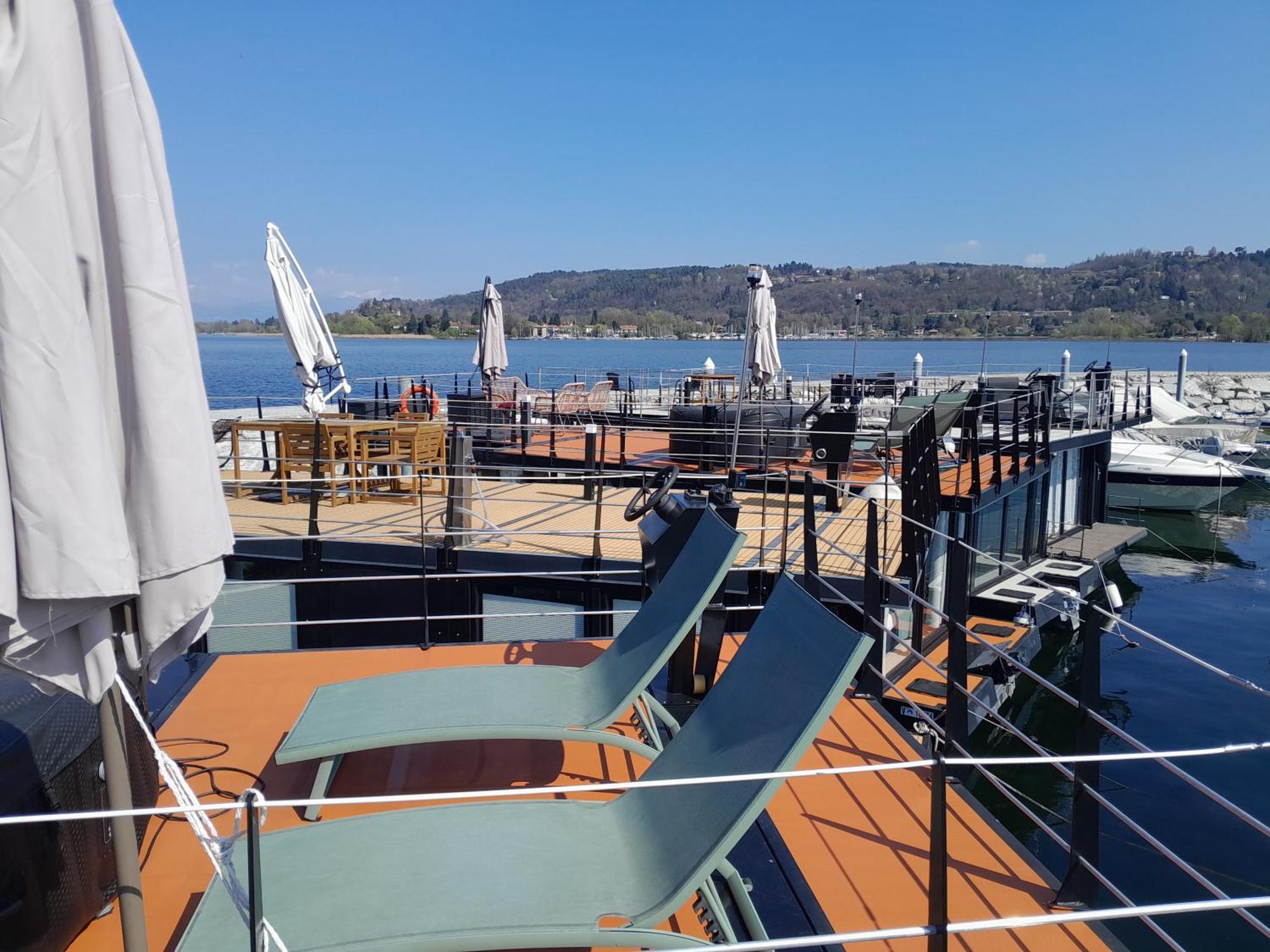 Floating Experience Black Pearl, Lago Maggiore Дормелето Екстериор снимка