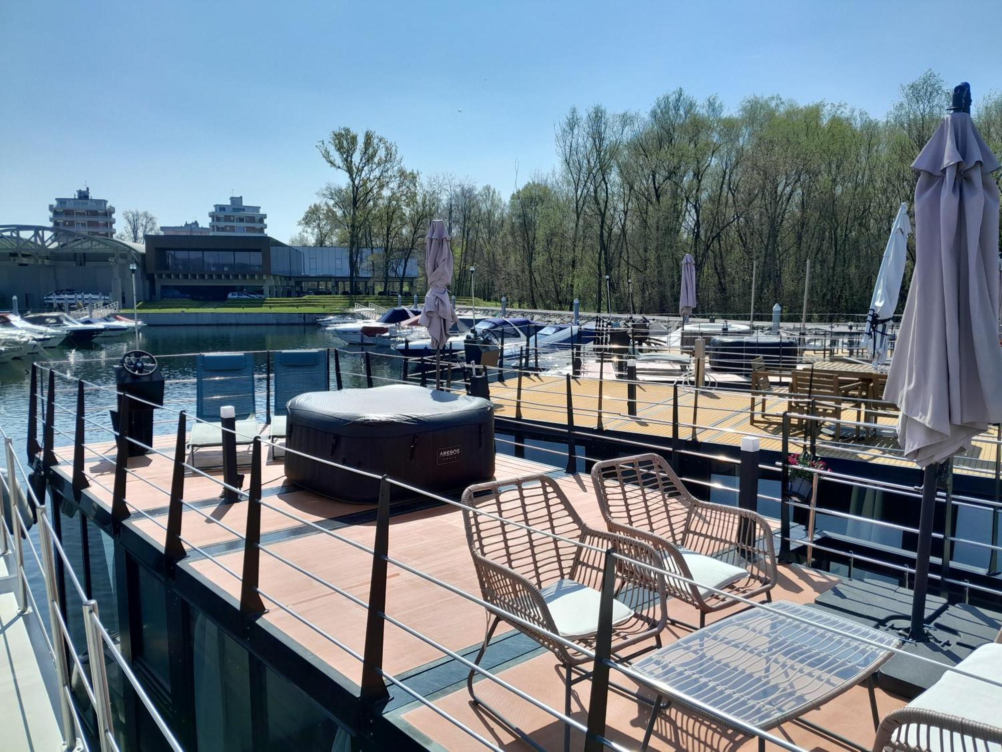 Floating Experience Black Pearl, Lago Maggiore Дормелето Екстериор снимка