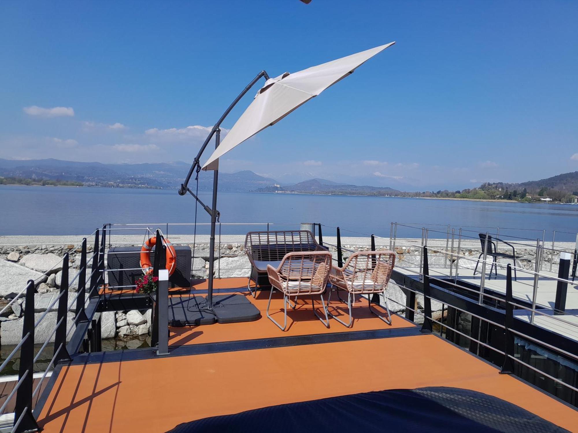 Floating Experience Black Pearl, Lago Maggiore Дормелето Екстериор снимка
