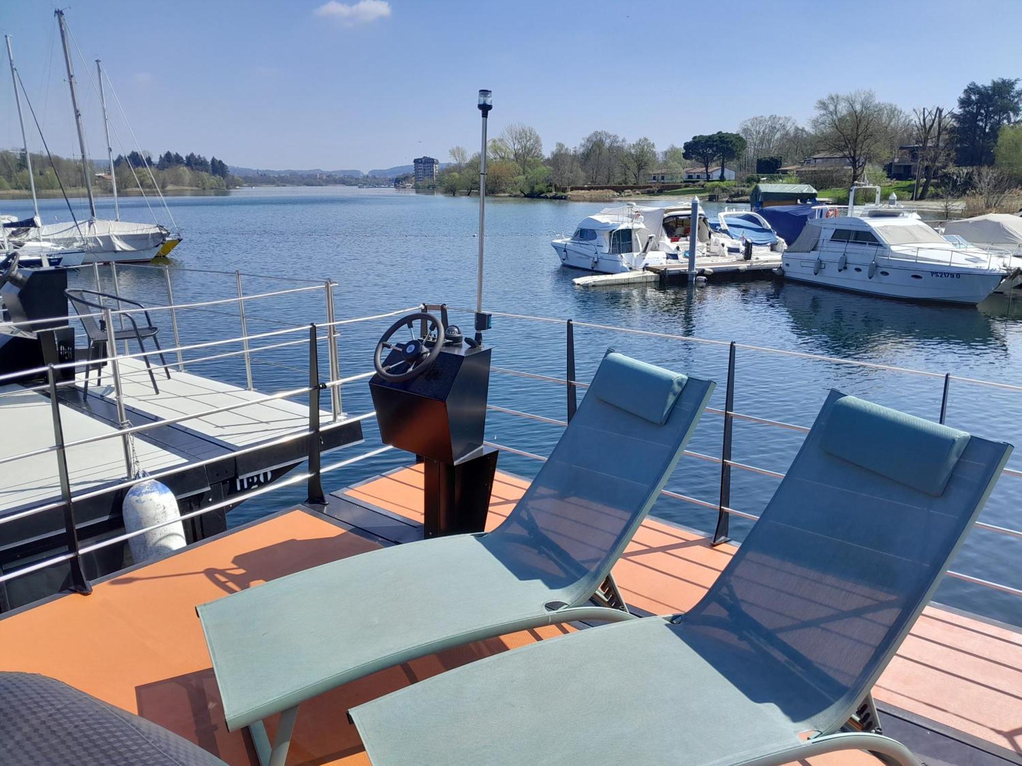 Floating Experience Black Pearl, Lago Maggiore Дормелето Екстериор снимка