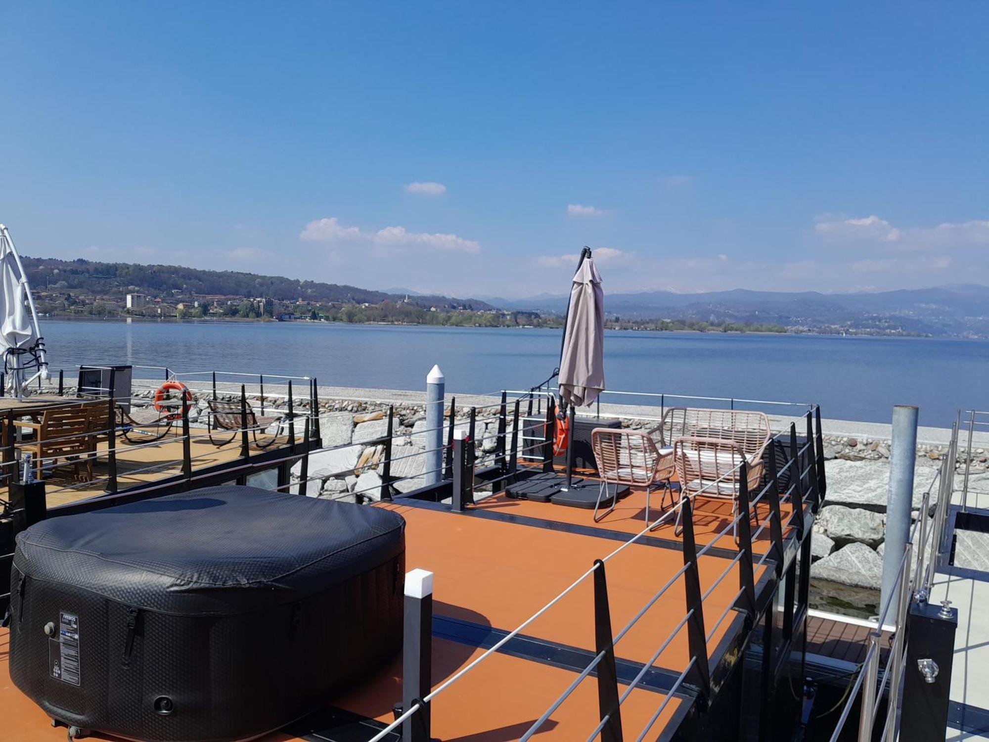 Floating Experience Black Pearl, Lago Maggiore Дормелето Екстериор снимка