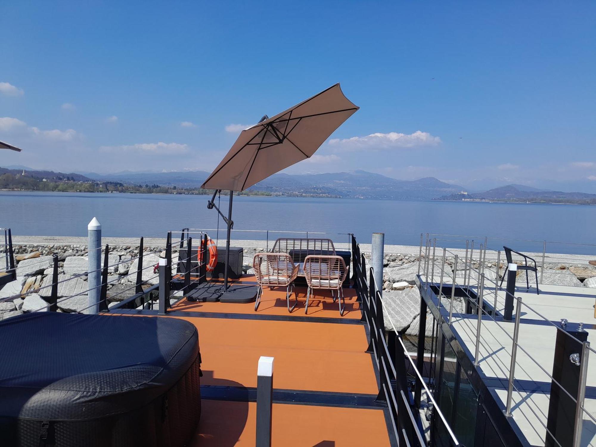 Floating Experience Black Pearl, Lago Maggiore Дормелето Екстериор снимка