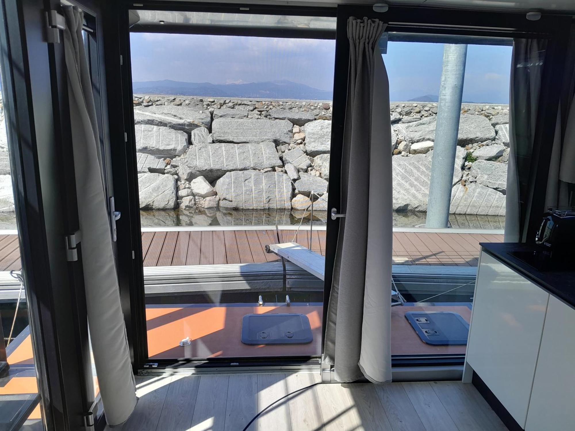 Floating Experience Black Pearl, Lago Maggiore Дормелето Екстериор снимка