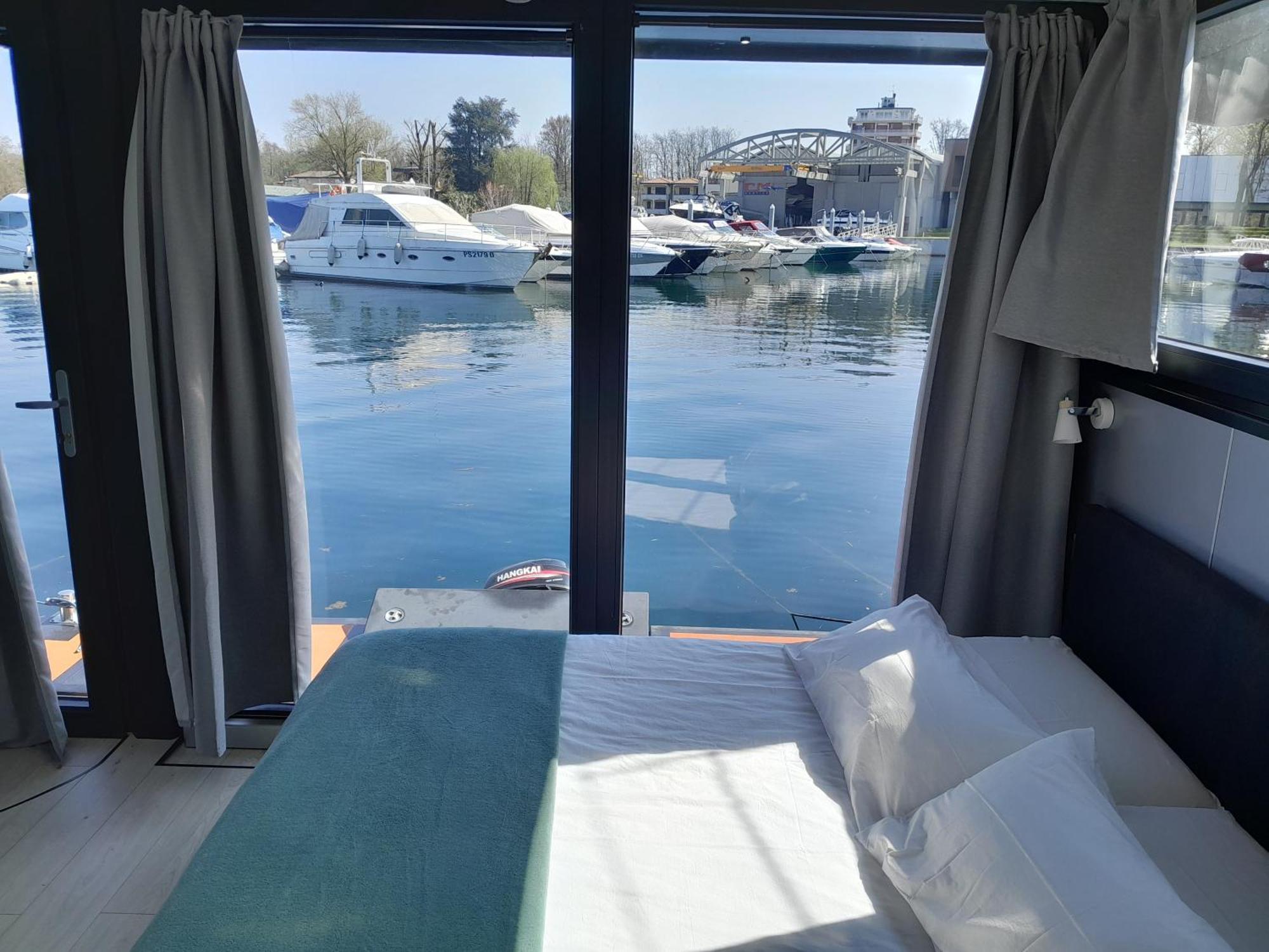Floating Experience Black Pearl, Lago Maggiore Дормелето Екстериор снимка
