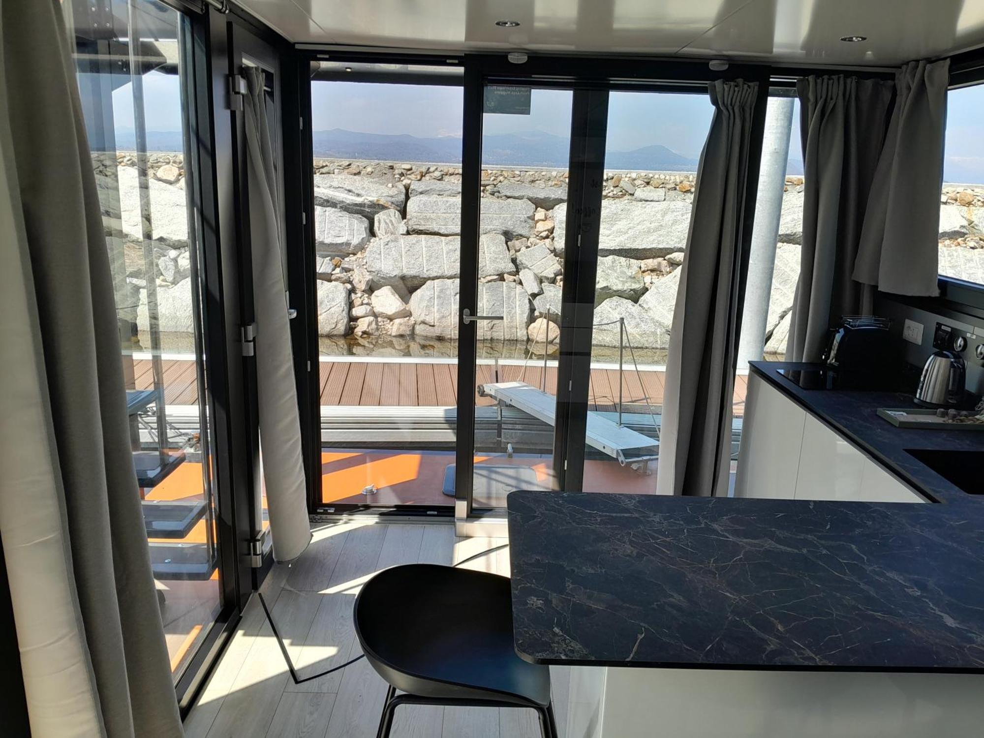 Floating Experience Black Pearl, Lago Maggiore Дормелето Екстериор снимка