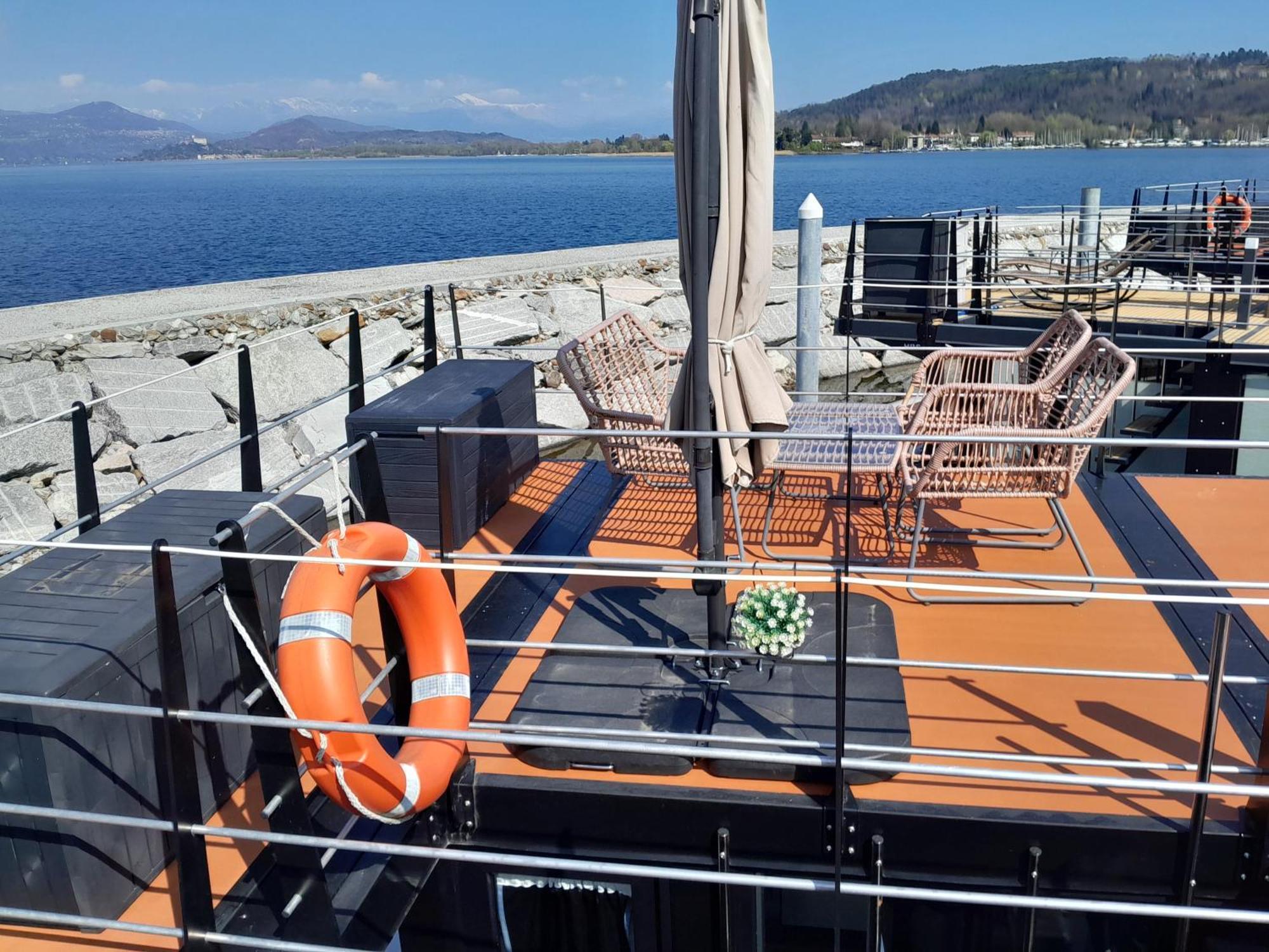 Floating Experience Black Pearl, Lago Maggiore Дормелето Екстериор снимка