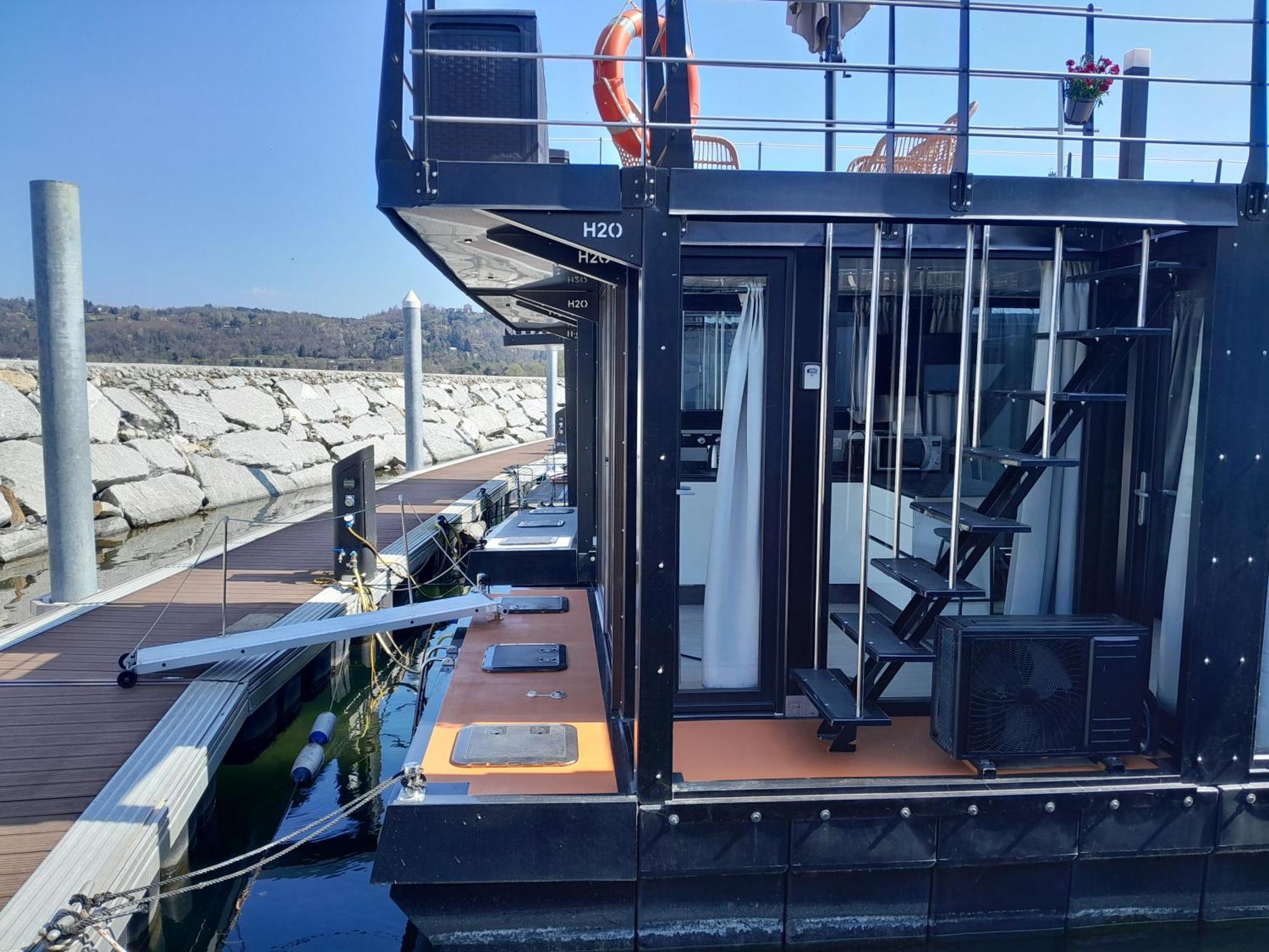 Floating Experience Black Pearl, Lago Maggiore Дормелето Екстериор снимка
